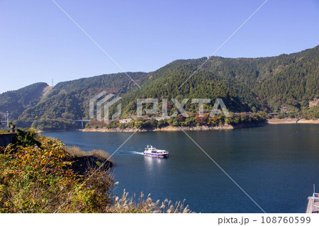 秋の宮ケ瀬ダム側の船乗り場に向かってくる遊覧船 秋の宮ケ瀬ダム側の船乗り場に向かってくる遊覧船 108760599