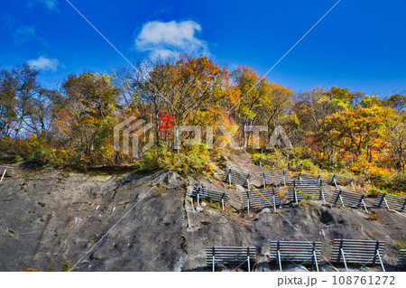 紅葉真っ盛りの九頭竜湖畔 108761272
