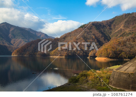 紅葉真っ盛りの九頭竜湖畔 108761274