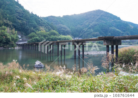 清流仁淀川にかかる秋の名越屋沈下橋 108761644