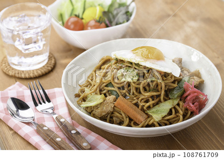 焼きそば ( ソース焼きそば )　目玉焼きのせ 108761709