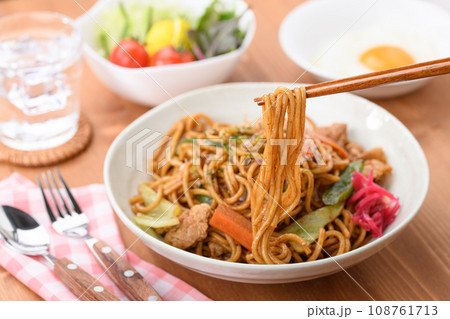 焼きそば ( ソース焼きそば )　麺をもちあげる 108761713