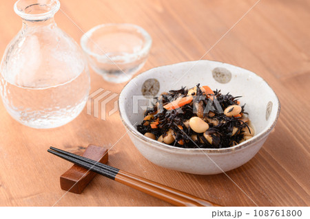 栄養たっぷり ひじきの煮物 日本酒とともに 栄養たっぷり ひじきの煮物 日本酒とともに 108761800