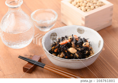 栄養たっぷり　ひじきの煮物　日本酒とともに 108761801