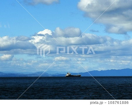 晴れた日の青空と雲と海そして船が行く風景 晴れた日の青空と雲と海そして船が行く風景 108761886