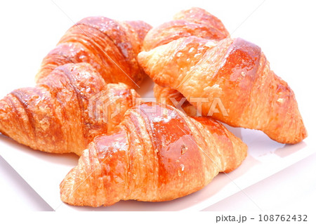 焼き立てのクロワッサン 焼き立てのクロワッサン 108762432