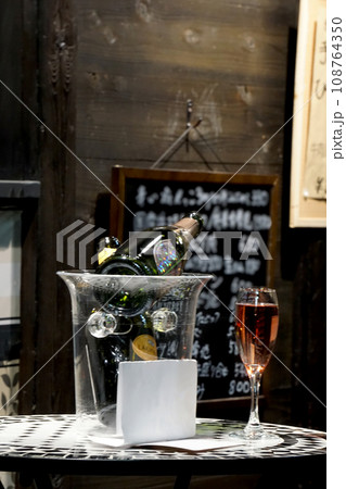 still life with a bottle of wine／スパークリングワイン 108764350
