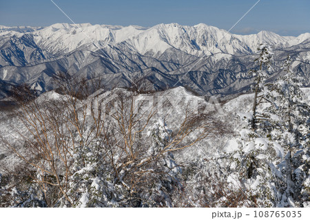 冬の剣ヶ峰山の登山道から見た谷川岳 冬の剣ヶ峰山の登山道から見た谷川岳 108765035