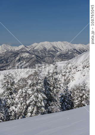 冬の剣ヶ峰山の登山道から見た朝日岳 冬の剣ヶ峰山の登山道から見た朝日岳 108765045