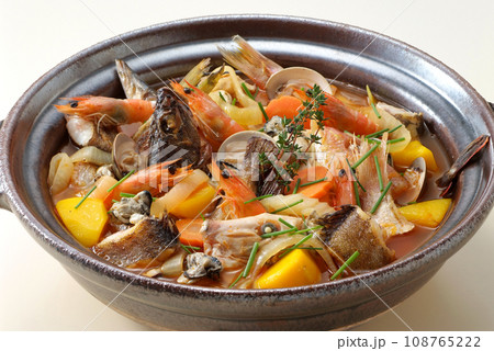 美味しそうな出来立てブイヤベース・魚介と野菜を煮込んだ高級スープ 108765222