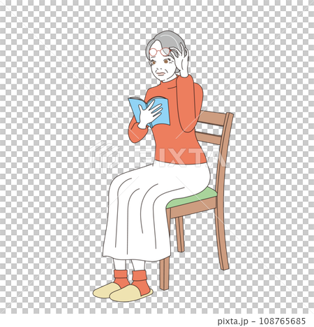 椅子に腰掛け読書をする上品なシニア女性 椅子に腰掛け読書をする上品なシニア女性 108765685