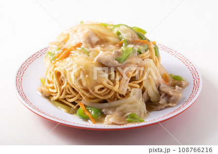 あんかけ硬焼きそば〔豚バラ　白菜　人参　ピーマン〕　極太麺 108766216