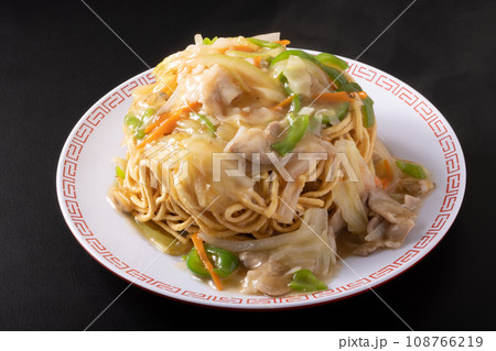 あんかけ硬焼きそば〔豚バラ　白菜　人参　ピーマン〕　極太麺 108766219