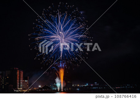 函館湯の川温泉、夏の花火大会 108766416