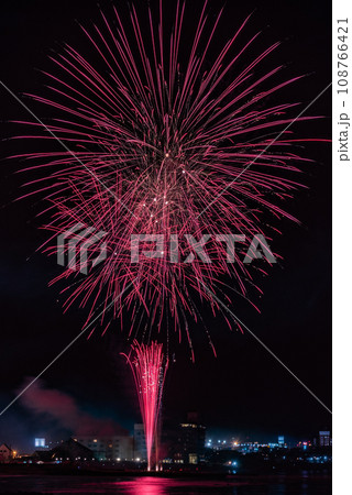 函館湯の川温泉、夏の花火大会 108766421