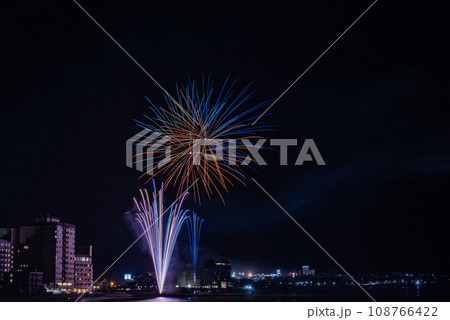 函館湯の川温泉、夏の花火大会 108766422