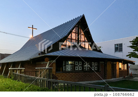 夏の夜の札幌聖ミカエル教会の外観 108766662