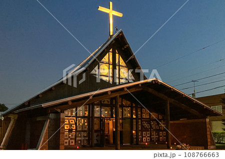 夏の夜の札幌聖ミカエル教会の外観 108766663