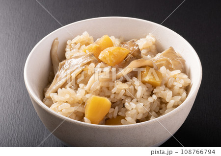 栗と舞茸の炊き込みご飯 108766794