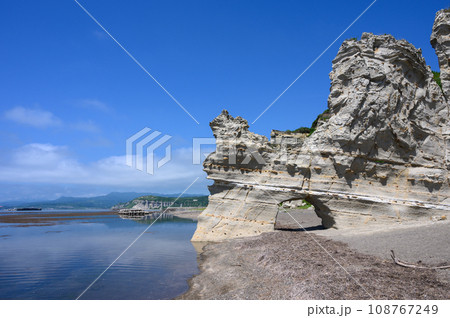 乙部町シラフラ海岸、くぐり岩 乙部町シラフラ海岸、くぐり岩 108767249