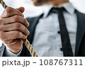 ロープを掴むビジネスマンの右手 108767311