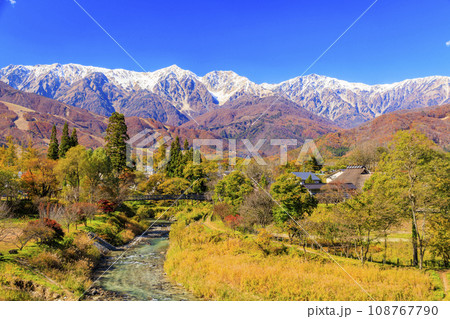 秋の白馬大出公園から望む白馬三山の三段紅葉 秋の白馬大出公園から望む白馬三山の三段紅葉 108767790