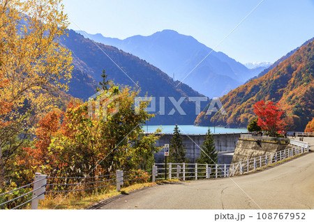 高瀬渓谷の紅葉 高瀬渓谷の紅葉 108767952