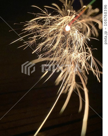 夏夜に閃く線香花火 夏夜に閃く線香花火 108768396