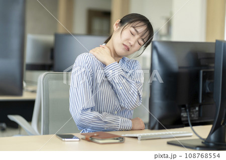 肩こりが辛い女性　 108768554