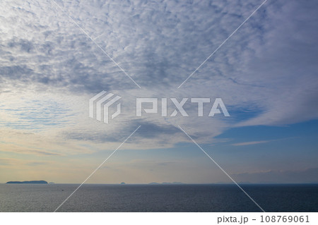 瀬戸内海と伊吹島の上空を流れるうろこ雲 108769061