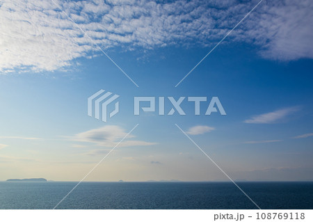 瀬戸内海と伊吹島の上空を流れるうろこ雲 108769118