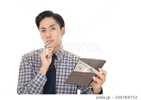 財布を持って考える男性 財布を持って考える男性 108769732
