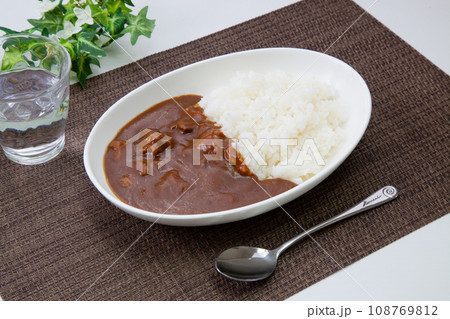 しっかり煮込んだ柔らかい肉が特徴の美味しいカレー しっかり煮込んだ柔らかい肉が特徴の美味しいカレー 108769812