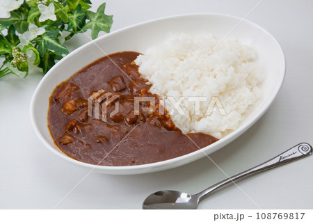 しっかり煮込んだ柔らかい肉が特徴の美味しいカレー 108769817