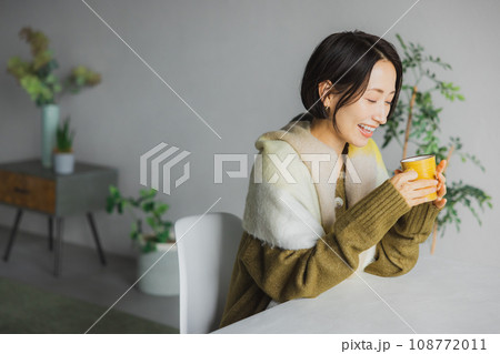 ニットのミドル女性 108772011