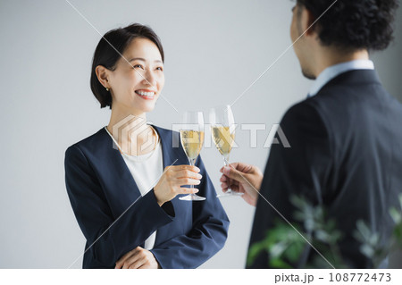 乾杯する男女 乾杯する男女 108772473
