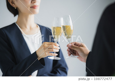 乾杯する男女 乾杯する男女 108772477