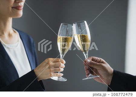 乾杯する男女 乾杯する男女 108772479