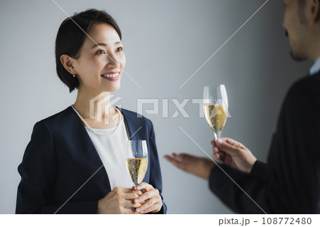 乾杯する男女 108772480