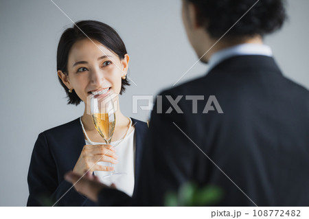 乾杯する男女 108772482