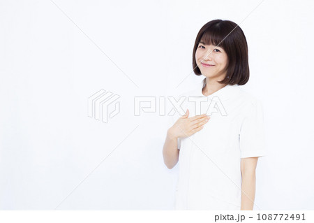 笑顔の30代女性看護師 108772491