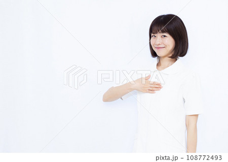 笑顔の30代女性看護師 笑顔の30代女性看護師 108772493