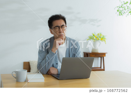 読書する中年男性 読書する中年男性 108772562