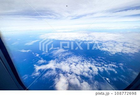 飛行機の窓からみた青空と雲 飛行機の窓からみた青空と雲 108772698