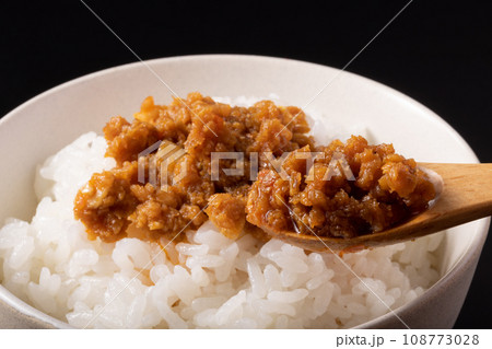 ほたてラー油 (食べるラー油) ほたてラー油 (食べるラー油) 108773028