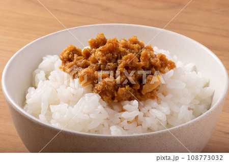 ほたてラー油 (食べるラー油) ほたてラー油 (食べるラー油) 108773032
