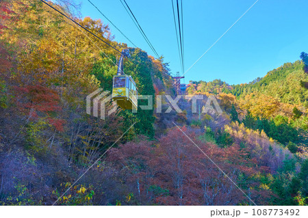 秋の山梨県甲府市の昇仙峡ロープウェイ山頂方面 秋の山梨県甲府市の昇仙峡ロープウェイ山頂方面 108773492