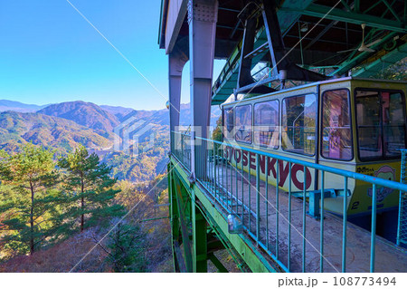 秋の山梨県甲府市の昇仙峡ロープウェイ山頂(パノラマ台駅) 108773494