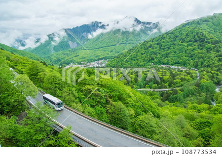 R158より見る新緑の平湯温泉街 108773534