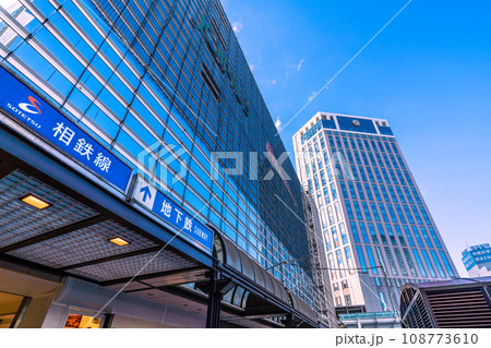 日本の横浜都市景観 11月・横浜駅西口から相鉄線や地下鉄と繋ぐ通路出入口、ベイシェラトンHなどを望む 108773610